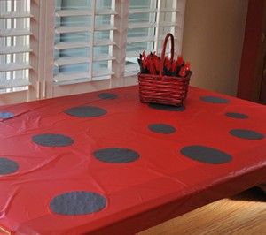 Party Table Cloth Ideas, Table Cloth Ideas, Lila Party, Miraculous Ladybug Party, Ladybug Girl, Ladybug Baby Shower, Bug Party, Anna Und Elsa, Cloth Ideas