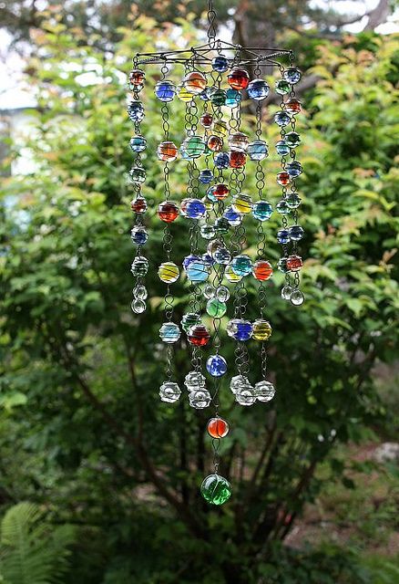 wired glass marble mobile | Flickr - Photo Sharing! magnets glass http://www.ecrafty.com/c-81-craft-supplies.aspx Carillons Diy, Marbles Crafts, Hantverk Diy, Wired Glass, Diy Wind Chimes, Ways To Recycle, Glass Garden, Glass Marbles, Wire Crafts