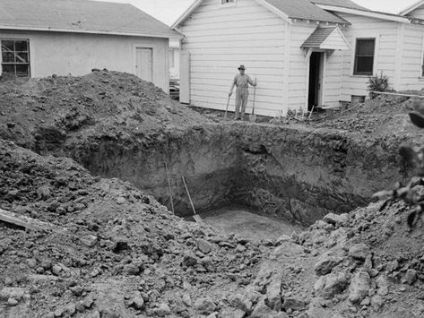 This cheap DIY underground bunker could help you survive nuclear fallout if an attack is imminent. Living through an apocalypse can be affordable. Underground Nuclear Bunker, Nuclear Bunker Survival Shelter, Nuclear Fallout Shelter, Luxury Bunkers, Nuclear Bunker, Underground Bunkers, Nuclear Fallout, Retail Advertising, Waterproof Tarp