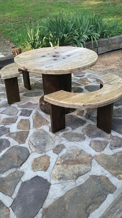 Spool table Meja Outdoor, Cable Spool Tables, Wooden Spool Tables, Cable Spools, Spool Furniture, Spool Tables, Wooden Patios, Stone Patio, Wood Spool