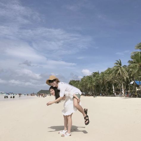 Girl Carrying Girl, Ootd Couple, Back Girl, Travel Pose, My Idol, Summer Fashion Beach, Ulzzang Couple, Korean Couple, Cute Photography