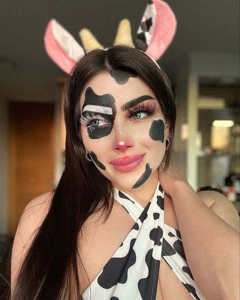 Maquillaje de vaca, para Halloween o para salir a comprar el pan 🐮🐄 Cow Costumes Women's, Cow And Farmer Costume Halloween, Cute Cow Makeup Halloween, Cow Costume Makeup, Cow Makeup Face, Cow Makeup Halloween, Cow Costume Women's, Cow Makeup Look, Cow Print Makeup