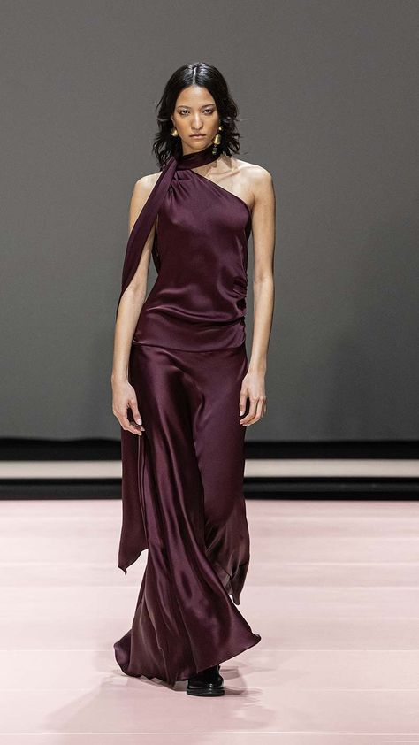 TWINSET Milano | Fashion Show FW 2024/25 Purple Asymmetrical Dress, Classy Wedding Guest Dresses, Winter Romantic, Aw 2024, Fw 2024, Asia Fashion, Silk Fashion, Twinset Milano, Bohemian Soul