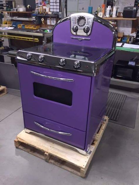 Purple stove? Yes please! Lavender Kitchen, Purple Furniture, Purple Kitchen, Purple Rooms, Kitchen Organisation, Purple Decor, Purple Home, Purple Reign, Purple Love