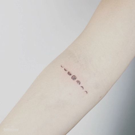 Luna Tattoo, Moon Phases Tattoo, Tattoos Infinity, Taurus Tattoos, 4 Tattoo, Geniale Tattoos, Dainty Tattoos, Time Tattoos, Pattern Tattoo