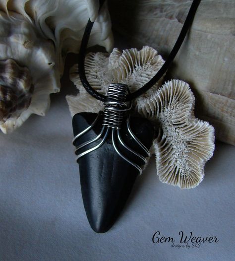 Great White Shark Teeth, Shark Teeth Jewelry, Arrowheads Jewelry, Diy Teething, Wire Wrap Jewelry Designs, Wire Jewelry Making, Shark Tooth, Wire Work Jewelry, Work Jewelry