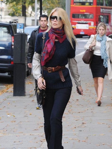 Hermes Scarf Outfit Winter, Belted Sweater Outfit, Casual Outfits With Scarf, Claudia Schiffer Style, Edgy Classic Style, Belt Styling, Preppy Scarf, Scarf Styling, Winter Street Style