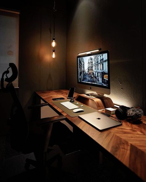 Warm Setup ⁠ 📸 @andy.koh.official Imac Setup Workspace Inspiration, Imac Desk Setup Bedroom, Imac Office Ideas, Home Office Imac, Imac Office Setup, Dark Wood Desk Setup, Desk Setup Wood, Dark Wood Desk Office, Dark Desk Setup