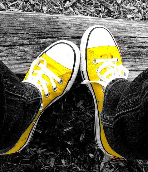 yellow converses - i wear these often; they make me smile Pop Photography, Taylor Gang, Yellow Converse, Mode Shoes, All Stars Converse, Foto Art, Mellow Yellow, Shades Of Yellow, Mode Inspiration