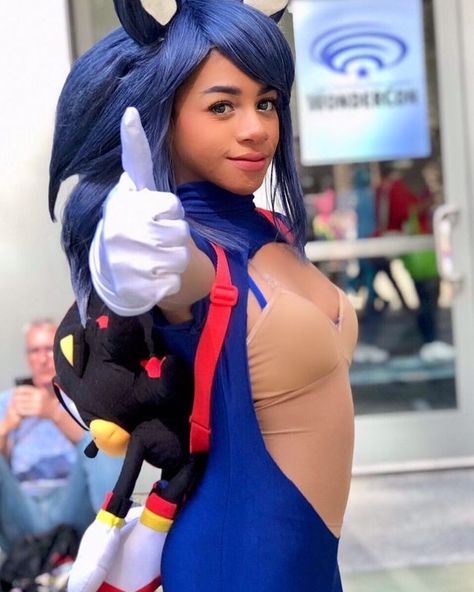 Sonic Cosplay by @itspeachygigi #Takerlama #wondercon #comiccon #sonic #sonicthehedgehog #soniccosplay #sonicmovie #blackcosplayer #cosplaygirl #cosplayer #cosplay Sonic Cosplay, Sonic The Hedgehog Costume, Hedgehog Costume, Sonic Costume, Epic Cosplay, Halloween Inspo, Adult Halloween Costumes, The Hedgehog, Costumes For Women