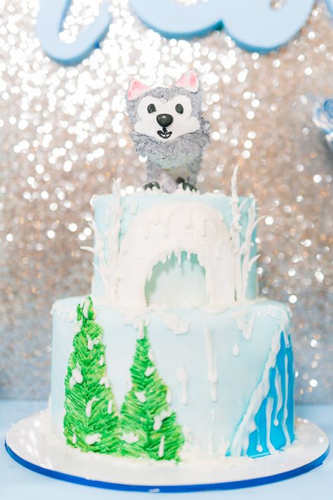 A Cool Winter Woodland Celebration for Randall | https://babyandbreakfast.ph/2018/12/28/a-cool-winter-woodland-celebration-for-randall/ Arctic Cake, Arctic Animals Preschool Activities, Arctic Decorations, Themed Baby Shower Ideas, Cake Push Pops, Happy Birthday Banner Printable, Animals Birthday Party, Winter Party Themes, Animal Party Theme