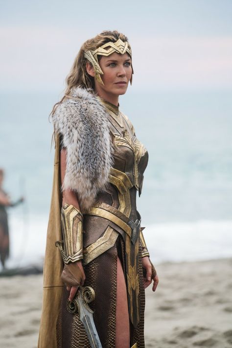 Amazon Queen Hippolyta, from "Wonder Woman" 2017 has serious style, looking fierce and strong in her gold armor. Wonder Woman Photos, Wonder Woman Accessories, Connie Nielsen, Amazon Queen, Armor Design, Female Warriors, Wonder Woman Movie, Amazon Warrior, Gal Gadot Wonder Woman