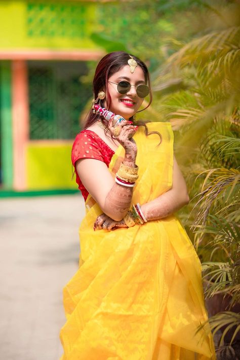 Haldi Outdoor Photoshoot, Girl Haldi Poss, Bengali Bride Haldi Look, Haldi Video Shoot, Haldi Portrait, Haldi Shoot Poses, Holud Bride, Bengali Bride Reception Look, Haldi Look For Bride