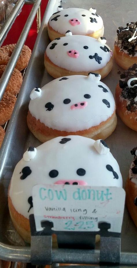 Cow Donuts Cow Donut Ideas, Cow Doughnut, Topping Donat, Postres Aesthetic, Bakery Decoration, Donut Decorating Ideas, Tokyo Food, Farmers Market Recipes, Colorful Donuts