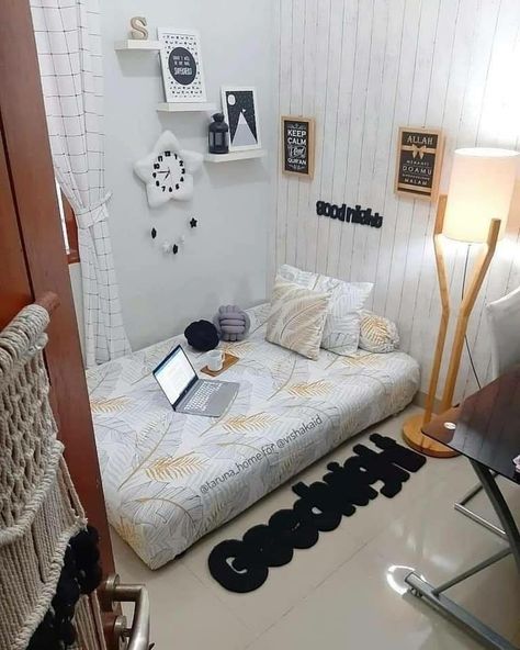 Menambahkan beberapa hiasan dinding dan lampu tidur minimalis juga bisa menambah cantik tampilan kamar. Small Bedroom Style, Room Partition Wall, Bedroom Ideas For Small Rooms Diy, Gold Bedroom Decor, Living Room Tv Unit Designs, Girls Dorm Room, Dekorasi Kamar Tidur, Small Bedroom Decor, Girl Bedroom Designs