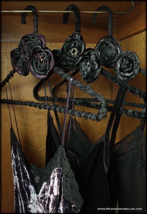 Goth It Yourself, Gothic Fabric, Black Velvet Hangers, Gothic Crafts, Handmade Hanger, Closet Diy, Annabel Lee, Fleurs Diy, Velvet Hangers