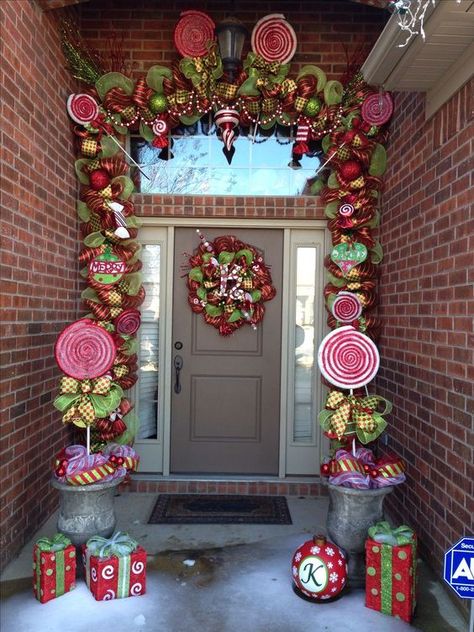 100 Best DIY Christmas Wreath Ideas That Effortlessly Blends Style and Traditions - Hike n Dip Mesh Garland, Deco Mesh Garland, Christmas Deco Mesh, Outdoor Christmas Diy, Christmas Candies, Christmas Tree Painting, Christmas Decorations Diy Outdoor, Candy Christmas Decorations, Candyland Decorations