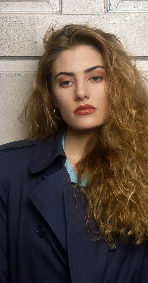 Mädchen Amick. Twin Peaks (TV Series 1990–1991) 1990s Makeup, Twin Peaks 1990, 90s Grunge Hair, Laura Palmer, 90s Makeup, Vanessa Morgan, Fluffy Hair, Cole Sprouse, Twin Peaks