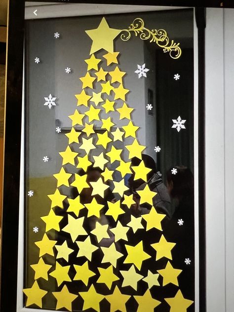 Winter Decor Kindergarten, Christmas Window Display School, Winter Decorations Kindergarten, Tree Theme Ideas, Christmas Tree Theme Ideas, Diy Christmas Window, Diy Christmas Trees, Christmas Tree Theme, Classroom Christmas Decorations