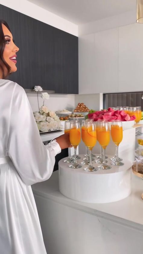 Wedding Morning Set Up, Bridal Breakfast Ideas Mornings, Bridal Breakfast Ideas, Wedding Morning Food, Food For Bridal Party Getting Ready, Wedding Morning Breakfast Bridesmaids, Bridal Suite Food, Wedding Getting Ready Food, Bridal Suite Food Ideas