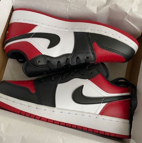 Jordan 1 Low Bred, Nike Fashion Shoes, Jordan Retro 1, Shoes Outfit Fashion, Nike Shoes Jordans, Cute Nike Shoes, Air Jordan 1 Retro High Og, Air Jordan 1 Retro High, Baymax