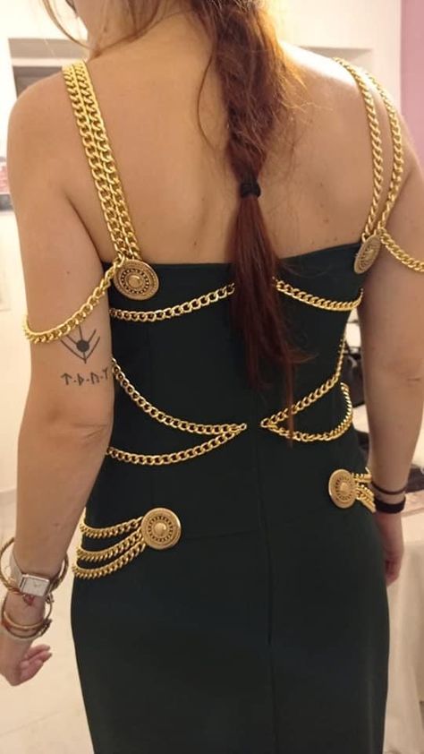 Chanel Chain Dress, Xmas Party Dresses, Rachel Green Outfits, Chanel Chain, Iranian Women Fashion, Chain Dress, Fashion Vocabulary, Iconic Dresses, New Years Dress