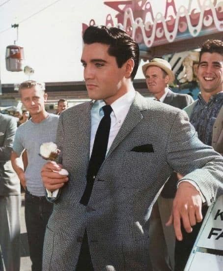 Elvis Presley Lovers | Facebook Elvis Hot Pics, Elvis Red Aesthetic, Elvis Presley 60s, Elvis Style, Elvis Graceland, Elvis Movie, Elvis Presley Images, Young Elvis, Elvis Presley Pictures