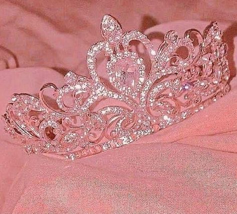 Royalcore Aesthetic, Gaun Abad Pertengahan, Crown Aesthetic, Royal Core, Pink Wallpaper Girly, Crystal Bridal Tiaras, Queen Aesthetic, Lavender Aesthetic, Pink Crown