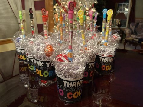 DIY Student Treats- Plastic cups w/dome lids, Smencils, tootsie pops, & candy treats. Cute Diy Gift Ideas, Student Treats, Tootsie Pops, Tootsie Pop, Candy Cup, Giving Tree, Candy Treats, Cup Ideas, Cute Diy