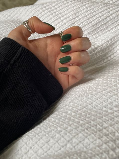 Light Forest Green Nails, Dark Green Pearl Nails, Nail Inspo Pale Skin, Almond Shellac Nails, Green Nails Plain, Nails For Brunettes, Nail Ideas For Pale Skin, Green Dip Nail Ideas, Fall Nail Colors Green