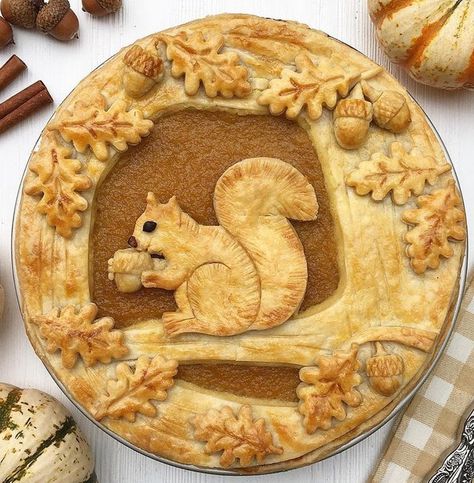 A Bakery Artist Shares a Bunch of Pie Crust Designs, and We Want to Try Them All / Bright Side Honey Crisp Apple Pie, Thanksgiving Pie Crust, Creative Pie Crust, Pretty Pie Crust, Fancy Pie Crust, Pumpkin Pie Crust, Pie Crust Art, Creative Pies, Decorative Pie Crust