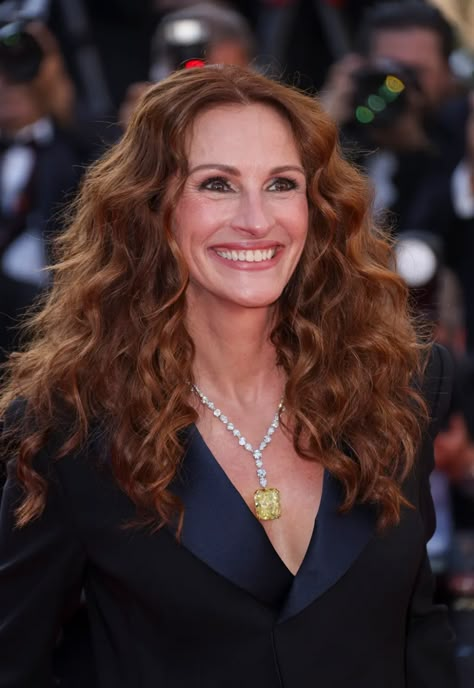 Julia Roberts wears 100-carat diamond at Cannes Film Festival 2022 Julia Roberts Hair, Sun Kissed Hair, Natural Blondes, Golden Blonde, Julia Roberts, Cannes Film Festival, Hair A, Hair Looks, Cannes