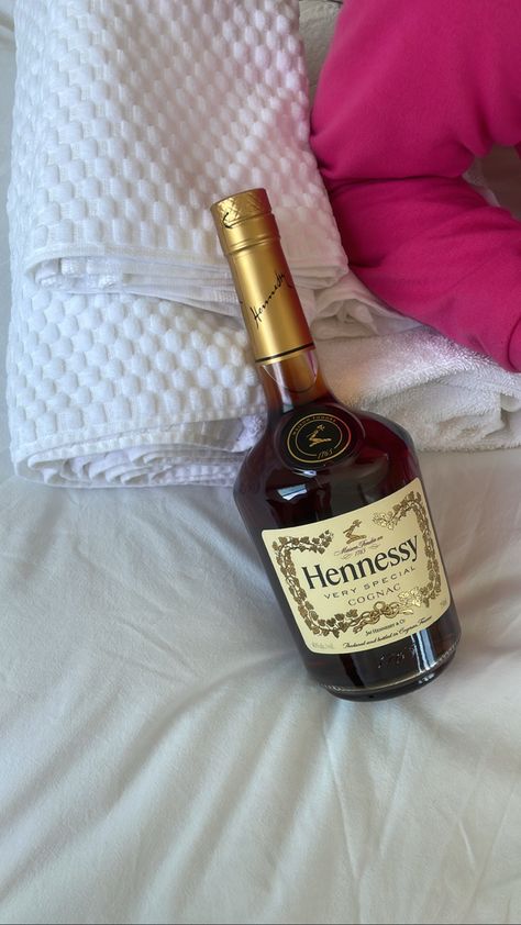 Henny Bottle Aesthetic, Chilling Vibes, Hennessy Bottle, Friends Party Night, Liqueur Drinks, Jameson Whiskey, Iced Drinks Recipes, Drink Aesthetic, Bottle Picture