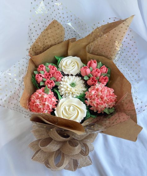 🌷💐 Mothers Day Cupcake Bouquet 💐🌷 Only 9 more days till Mothers Day, so get her a bouquet she can eat! ~Place your orders now, last day to order will be Thursday, May 9th. Pickup will be on Saturday, May 11th. ~I will be doing a bouquet of 7 cupcakes and ONE flavor of your choice. You can choose between : •Lemon Blueberry •Vanilla •Chocolate •Espresso ~Dm me to place an order 🩷 Blueberry Cupcakes Decoration, Mother’s Day Cupcakes, Mothers Day Cupcake Bouquet, Flower Cupcakes Bouquet, Cupcake Bouquet Diy, Cake Mothers Day, Cupcakes Bouquet, Bouquet Cupcakes, Cupcake Flower Bouquets