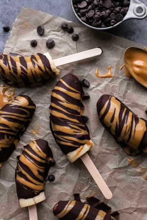 Chocolate Banana Pops, Dark Chocolate Covered Bananas, Chocolate Dipped Bananas Frozen, Chocolate Frozen Bananas, Banana Snack Ideas, Frozen Chocolate Covered Bananas, Nice Desserts, Frozen Banana Pops, Frozen Chocolate Bananas