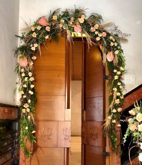 Quirky entrance decor with greens and dried leaves.. Decor @aestheticlabindia Follow www.decorsutrablog.com for Ideas about Indian Wedding Decor Email your original pictures to @decorsutrablog@gmail.com to get featured. #wedmegood #weddingsutra #shaadisaga #shaadimagic #weddingz #WeddingInspiration #decoration #weddinginspo #instawedding #weddingflowers #haldiceremony #weddingreception #traditionalwedding #engagementdecor #weddingdetails #indianweddings #shaadi #dreamwedding #northindianwedd Door Flower Decoration, Women Praying, Home Flower Decor, Indian Wedding Decor, Leaves Decor, Love Wisdom, Wedding Background Decoration, Couple Wedding Dress, Desi Wedding Decor