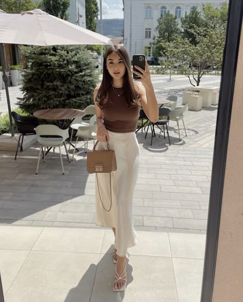 Satin Skirt Outfit Summer, Aritzia Outfit, Feminine Aesthetic Outfits, Satin Skirt Outfit, Skirt Outfit Summer, Mode Ulzzang, Church Fits, Casual Chique, Classy Work Outfits