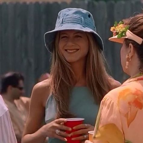 Jennifer Aniston flashing her gorgeous smile in Office Space! Everytime I see this scene I wish she was smiling at me! 90s Fashion Plus Size, 90s Fashion Guys, 90s Fashion Dresses, 90s Fashion Show, 1990s Supermodels, 90s Hip Hop Fashion, 90s Fashion Grunge, Grunge Dress, Girl With Hat