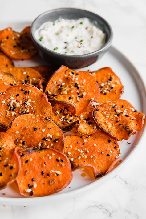 These sweet potato everything bagel chips are the ultimate crunchy snack! They're a healthy paleo chip made with everything bagel seasoning. Everything Bagel Chips, Paleo Chips, Sweet Potato Chips Baked, Healthy Snack Recipes, Potato Chip Recipes, Everything Bagel Seasoning, Bagel Chips, Healthy Snack Ideas, Bagel Seasoning