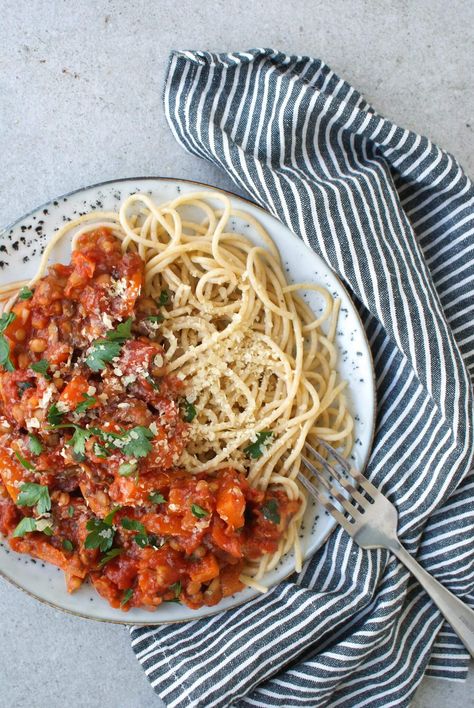 Vegetarische pasta bolognese - Zonderzooi - Gezonde recepten & een duurzame lifestyle Vegetarische Diners, Vegan Diner, Vegetarian Recepies, Breakfast Quiche Recipes, Vegas Food, Pasta Bolognese, Spaghetti Bolognese, Vegetarian Pasta, Vegan Pasta