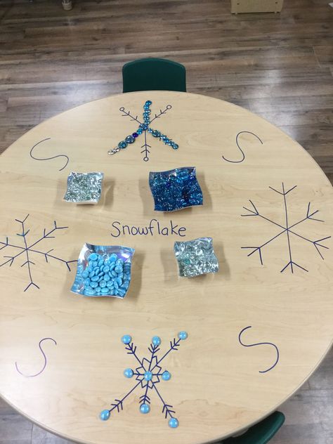 Open Ended Snowflake Art! How can you use the gems to follow the patterns? Can you make your own designs? Snowflake Loose Parts, Winter Provocations Kindergarten, Winter Loose Parts Play, Reggio Holiday Activities, January Provocations Kindergarten, Snowflakes Preschool Activities, Winter Provocations Preschool, Reggio Winter Activities, Winter Loose Parts