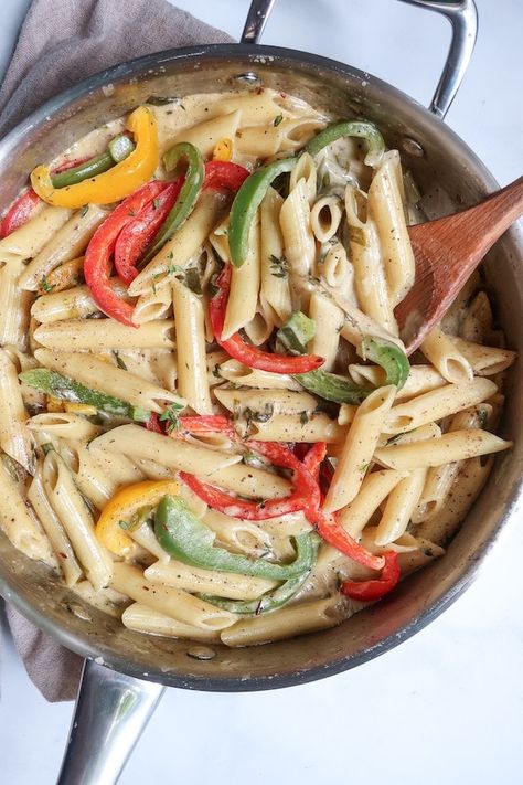 Learn how to cook Rasta pasta with this quick vegan recipe. Creating Caribbean-style comfort food is simpler than you might imagine. Rasta Pasta Jamaican, Rasta Pasta Recipe, Rasta Pasta, Vegan Pasta Recipes, Small Pasta, Vegan Comfort Food, Jamaican Recipes, Easy Pasta Recipes, Easy Pasta