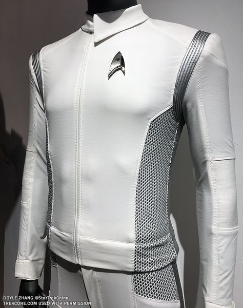 DISCOVERY’s Federation Gear Beams to San Diego | TrekCore Blog Space Uniform, Star Trek Outfits, Star Trek Fashion, Sci Fi Uniform, Star Trek Costume, Star Trek Uniforms, Film Star Trek, Trend Board, Chef Uniform