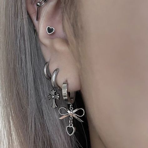 @toofoofeefa on ig Toofoofeefa Earrings, Pretty Stacks, Piercings Ideas, Digital Wardrobe, Piercing Inspo, Pretty Ear Piercings, Cute Piercings, Piercing Ideas, Jewelry Accessories Ideas