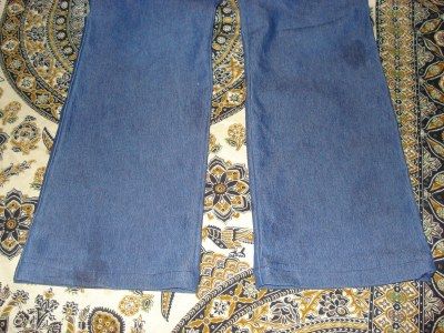 make bell bottoms into straight leg jeans. [doing this today to a BUNCH of my Goodwill pants] Jean Alterations, How To Taper Jeans, Altering Jeans, Bootcut Pants, Jeans Diy, Flare Leg Pants, Bell Bottom Pants, Tapered Jeans, Sewing Tips