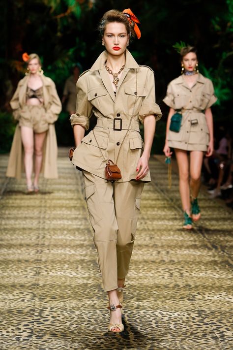 Dolce & Gabbana Goes Tropical for Spring 2020 Dolce And Gabbana Fashion Show, Safari Outfit, Safari Outfits, Capsule Closet, Vegan Bag, Catwalk Fashion, Womenswear Fashion, Safari Jacket, Safari Style