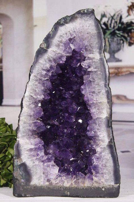 Zodia Pești, Skin Tattoo, Geode Rocks, Crystal Vibes, Beautiful Gemstones, Crystal Aesthetic, Purple Gems, Crystal Formations, Amethyst Crystals