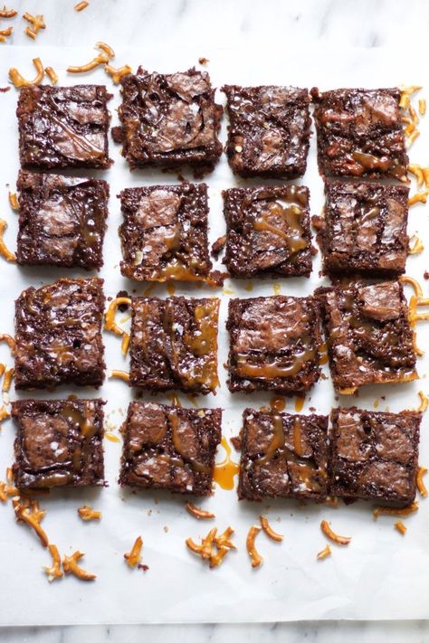 Salted Caramel Pretzel Brownies Caramel Pretzel Brownies, Best Banana Bread Ever, Pretzel Brownies, Brownies Cheesecake, Nyc Kitchen, Edible Recipes, Salted Caramel Pretzels, 2 Cookies, Caramel Treats