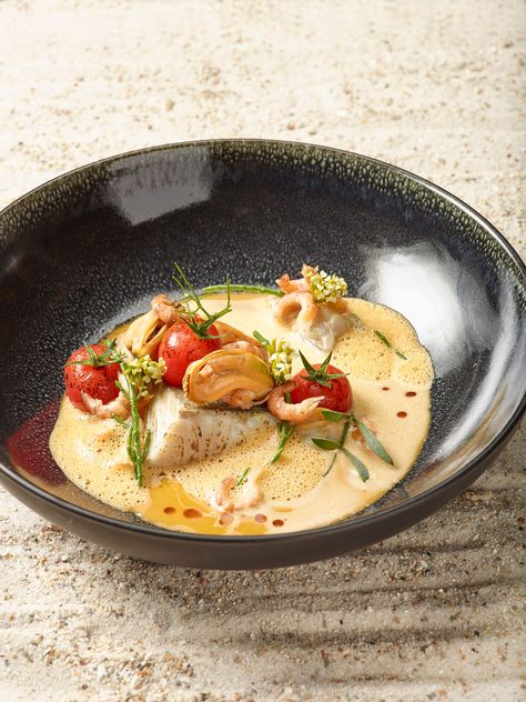 Proef wat de Noordzee jou te bieden heeft en bereid zelf 'WIjting in Noordzeebouillabaisse'. Gemaakt door échte NorthSeaChefs uit respect voor de lokale vis. Art Of Plating, Fine Dining Recipes, North Sea, Morning Food, Fish Dishes, Food Presentation, Food Plating, Clean Recipes, Pretty Food