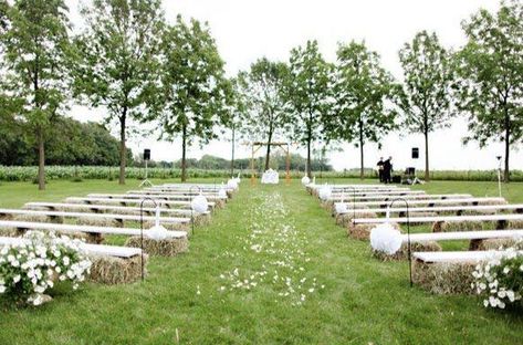 hay benches Hay Bale Ideas, Hay Bale Wedding, Hay Bale Seating, Wedding Ceremony Seating, Minnesota Wedding Venues, Country Wedding Ideas, Ceremony Seating, Seating Plan Wedding, Picnic Tables